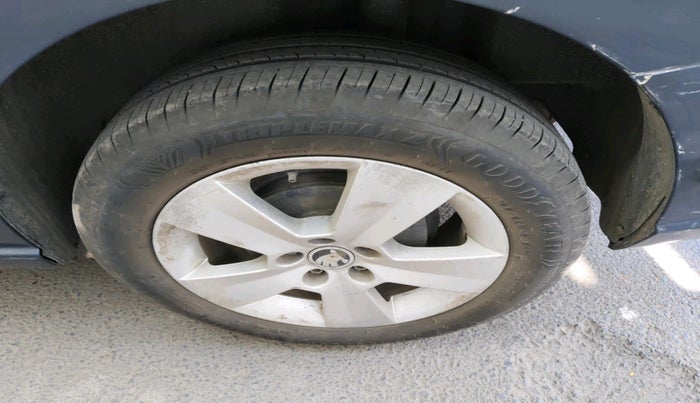 2017 Skoda Rapid AMBITION 1.6 MPI MT, Petrol, Manual, 1,08,727 km, tyre