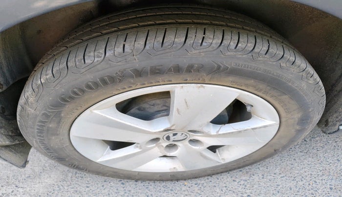 2017 Skoda Rapid AMBITION 1.6 MPI MT, Petrol, Manual, 1,08,727 km, tyre