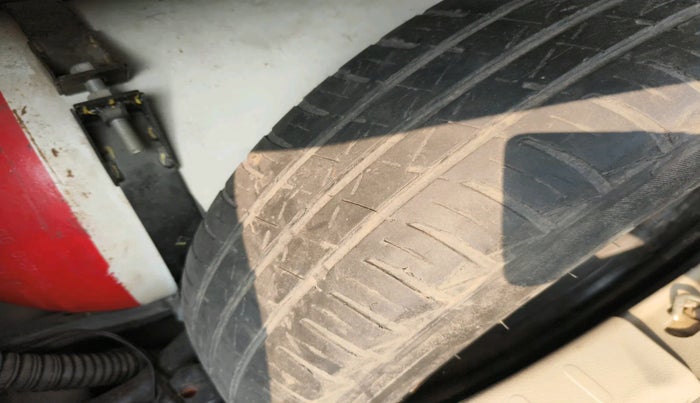 2016 Maruti Celerio VXI CNG, Petrol, Manual, 85,263 km, tyre