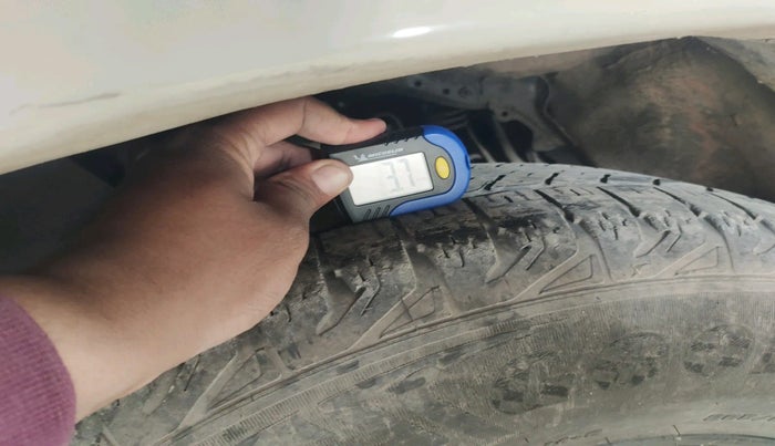 2013 Toyota Fortuner 3.0 4X2 AT, Diesel, Automatic, 3,56,154 km, tyre