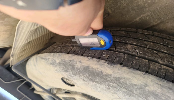 2014 Renault Duster RXE PETROL, Petrol, Manual, 1,65,738 km, tyre