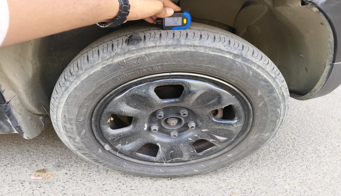 2014 Renault Duster RXE PETROL, Petrol, Manual, 1,65,738 km, tyre