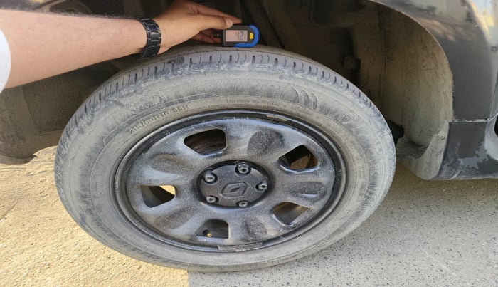 2014 Renault Duster RXE PETROL, Petrol, Manual, 1,65,738 km, tyre