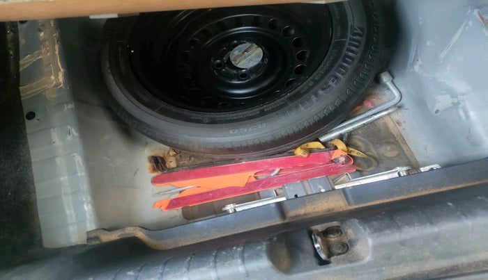 2017 Honda City 1.5L I-VTEC V MT, Petrol, Manual, 1,40,730 km, tyre