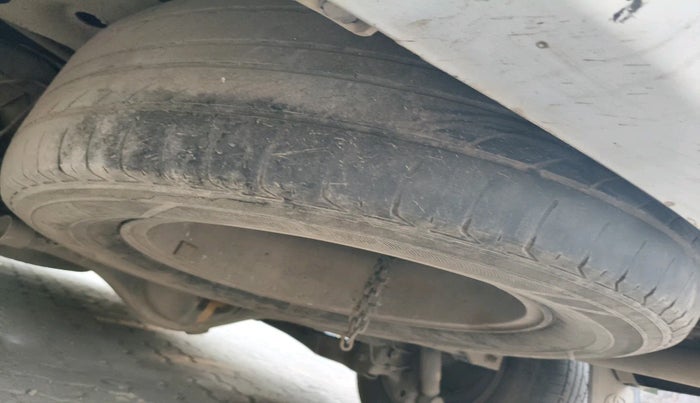 2014 Toyota Innova 2.5 ZX 7 STR, Diesel, Manual, 1,72,826 km, tyre