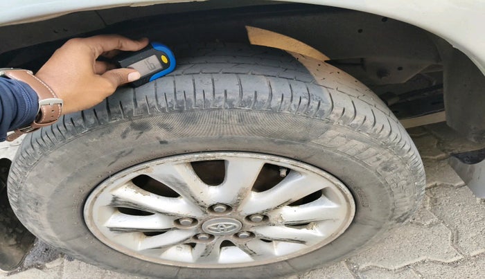 2014 Toyota Innova 2.5 ZX 7 STR, Diesel, Manual, 1,72,826 km, tyre