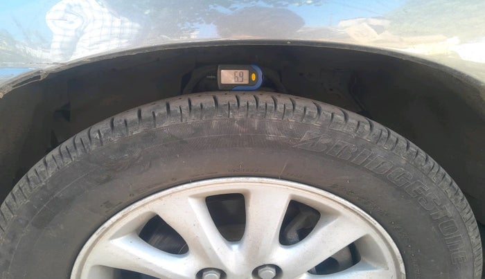 2014 Toyota Innova 2.5 ZX 7 STR, Diesel, Manual, 2,65,521 km, tyre