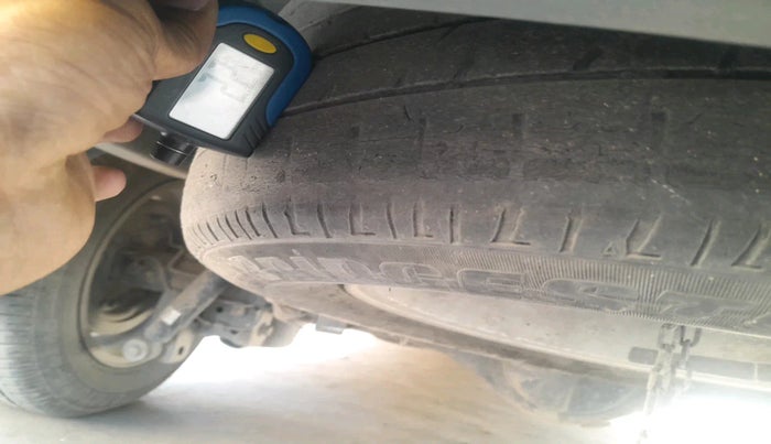 2014 Toyota Innova 2.5 ZX 7 STR, Diesel, Manual, 2,65,521 km, tyre