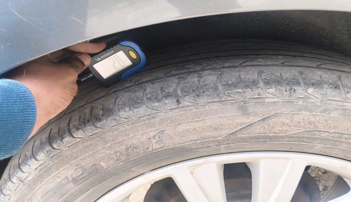 2013 Volkswagen Polo HIGHLINE1.2L, Petrol, Manual, 70,421 km, tyre