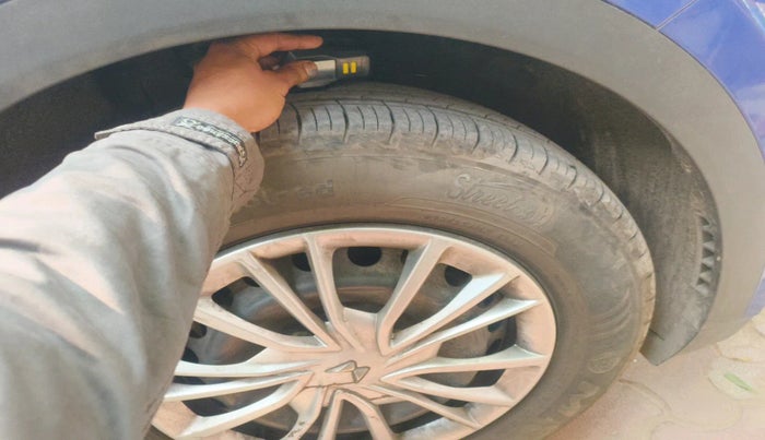 2025 Mahindra XUV700 AX 3 D AT 5 STR, Diesel, Automatic, 4,746 km, tyre