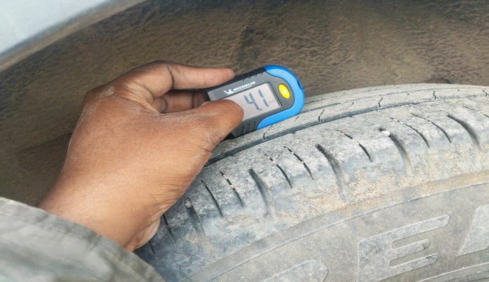 2022 Mahindra XUV700 MX D MT 5 STR, Diesel, Manual, 48,418 km, tyre