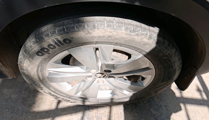 2022 Skoda KUSHAQ AMBITION 1.0L TSI AT, Petrol, Automatic, 29,990 km, tyre