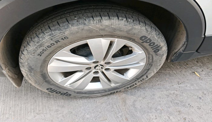 2022 Skoda KUSHAQ AMBITION 1.0L TSI AT, Petrol, Automatic, 29,990 km, tyre