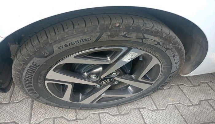 2023 Hyundai AURA SX 1.2 CNG, Petrol, Manual, 1,29,526 km, tyre