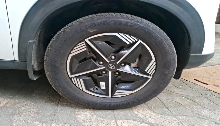 2023 Tata NEXON FEARLESS + SUNROOF DCA DUAL TONE 1.2 PETROL, Petrol, Automatic, 13,080 km, tyre