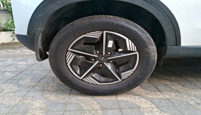 2023 Tata NEXON FEARLESS + SUNROOF DCA DUAL TONE 1.2 PETROL, Petrol, Automatic, 13,080 km, tyre