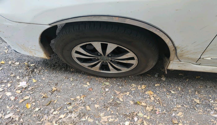 2015 Toyota Innova 2.5 GX 8 STR, Diesel, Manual, 1,36,741 km, tyre