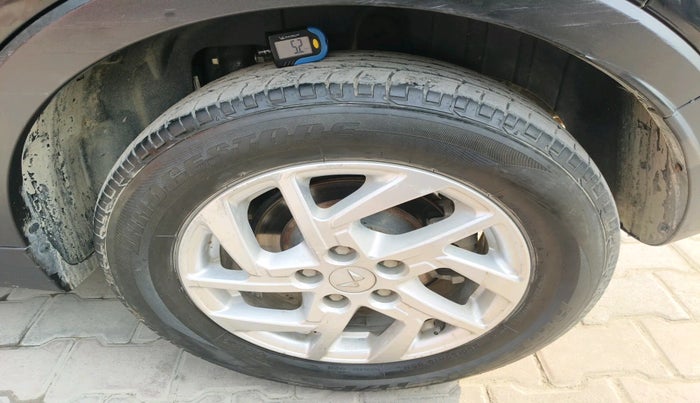 2023 Mahindra XUV300 W8 1.2 PETROL, Petrol, Manual, 25,300 km, tyre