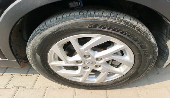 2023 Mahindra XUV300 W8 1.2 PETROL, Petrol, Manual, 25,300 km, tyre