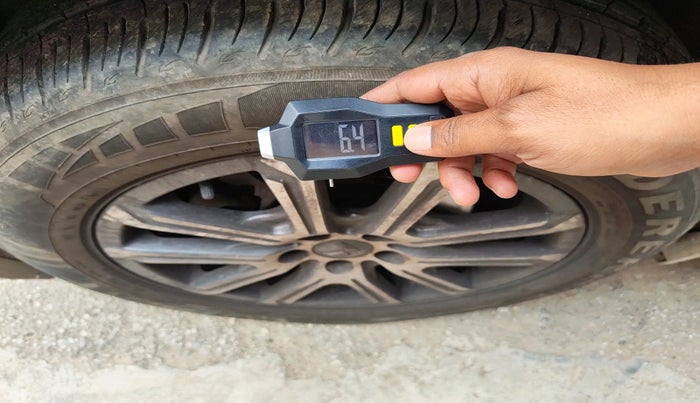 2021 Mahindra XUV700 AX 7 LUXURY D AT 7 STR, Diesel, Automatic, 78,797 km, tyre