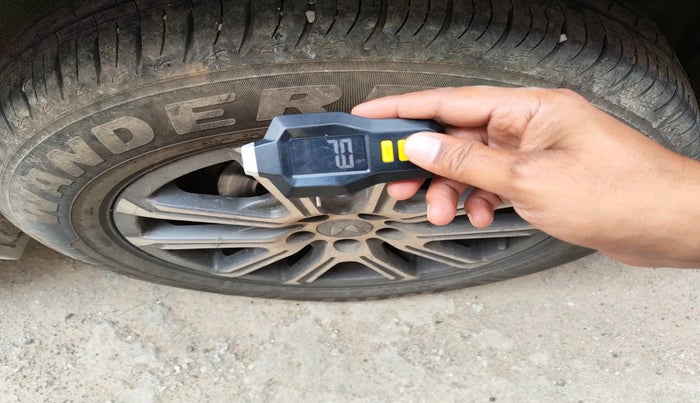 2021 Mahindra XUV700 AX 7 LUXURY D AT 7 STR, Diesel, Automatic, 78,797 km, tyre