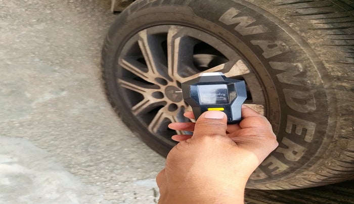 2021 Mahindra XUV700 AX 7 LUXURY D AT 7 STR, Diesel, Automatic, 78,797 km, tyre