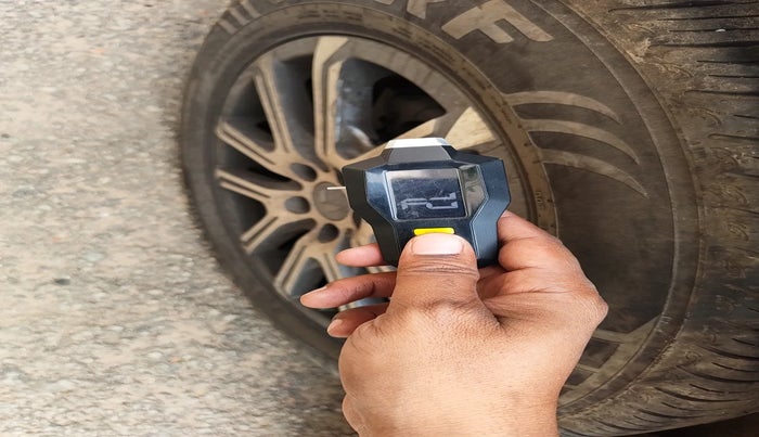 2021 Mahindra XUV700 AX 7 LUXURY D AT 7 STR, Diesel, Automatic, 78,797 km, tyre