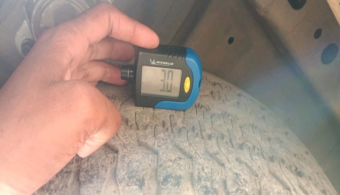 2014 Mahindra XUV500 W4, Diesel, Manual, 1,32,591 km, tyre