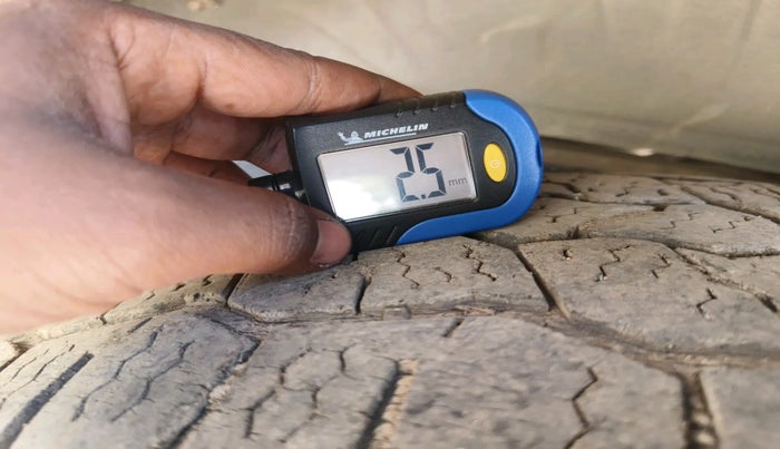 2016 Ford Endeavour TITANIUM 3.2 4X4 AT, Diesel, Automatic, 2,07,527 km, tyre