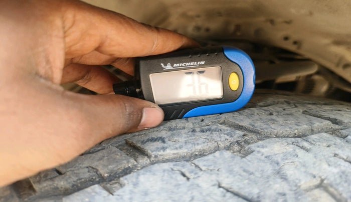 2016 Ford Endeavour TITANIUM 3.2 4X4 AT, Diesel, Automatic, 2,07,527 km, tyre