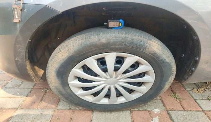 2015 Maruti Swift VXI, Petrol, Manual, 60,492 km, tyre