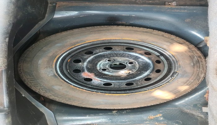 2015 Maruti Swift VXI, Petrol, Manual, 60,492 km, tyre