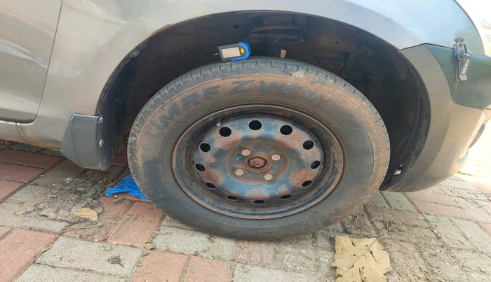 2015 Maruti Swift VXI, Petrol, Manual, 60,492 km, tyre