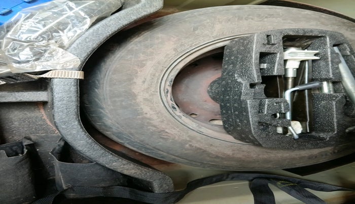 2011 Volkswagen Vento TRENDLINE 1.6, Petrol, Manual, 76,302 km, tyre