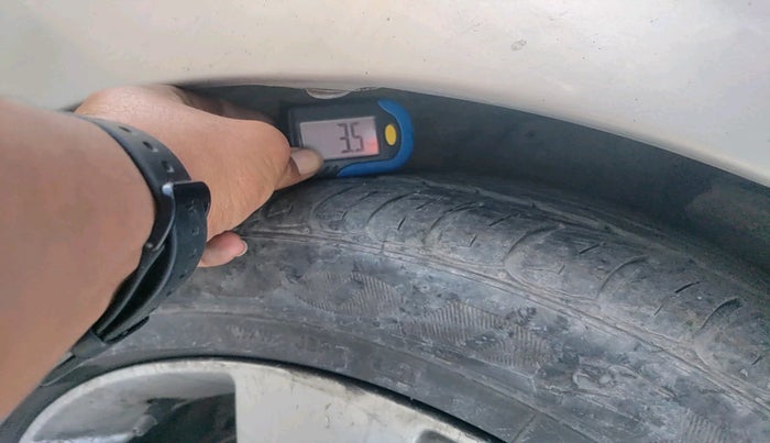 2013 Hyundai New Elantra 1.6 SX AT DIESEL, Diesel, Automatic, 1,08,066 km, tyre