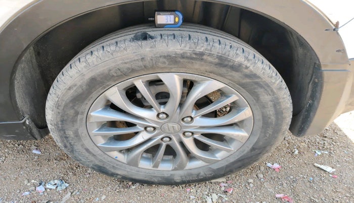 2016 Maruti S Cross ALPHA 1.3, Diesel, Manual, 1,53,673 km, tyre