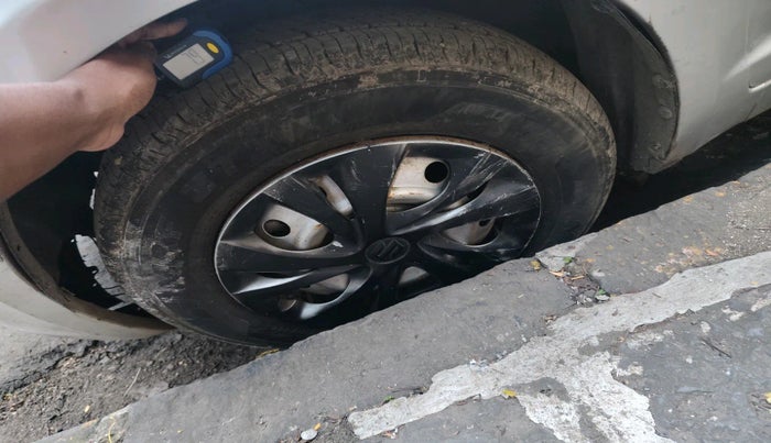 2011 Maruti Swift Dzire LXI, Petrol, Manual, 1,04,712 km, tyre