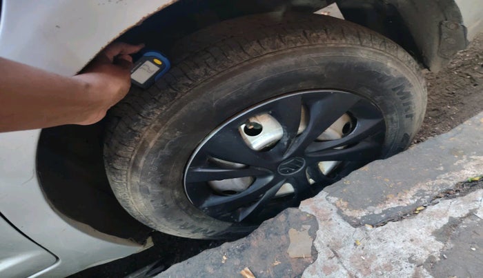 2011 Maruti Swift Dzire LXI, Petrol, Manual, 1,04,712 km, tyre