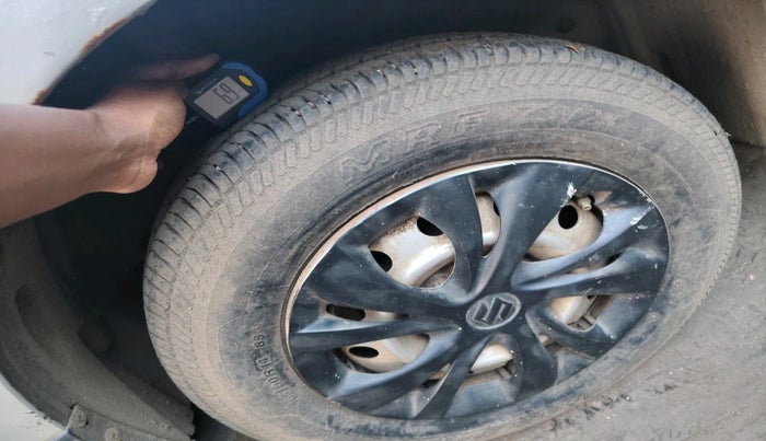 2011 Maruti Swift Dzire LXI, Petrol, Manual, 1,04,712 km, tyre