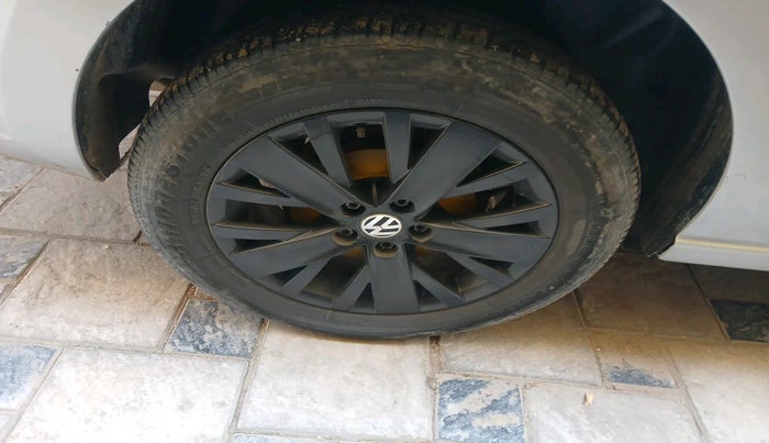 2015 Volkswagen Vento HIGHLINE DIESEL 1.5, Diesel, Manual, 1,55,704 km, tyre