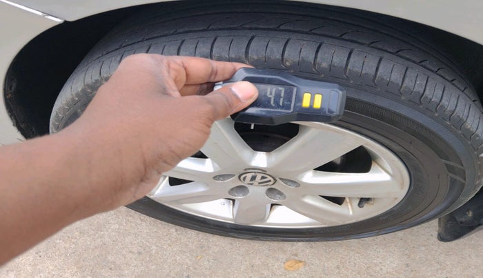 2011 Volkswagen Vento HIGHLINE 1.6 MPI, Petrol, Manual, 85,273 km, tyre