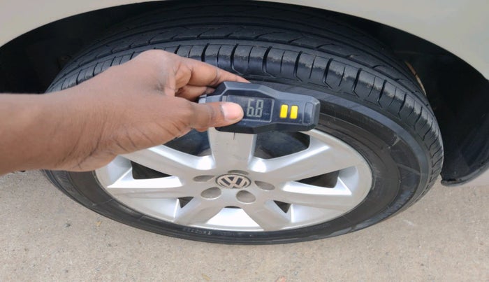 2011 Volkswagen Vento HIGHLINE 1.6 MPI, Petrol, Manual, 85,273 km, tyre