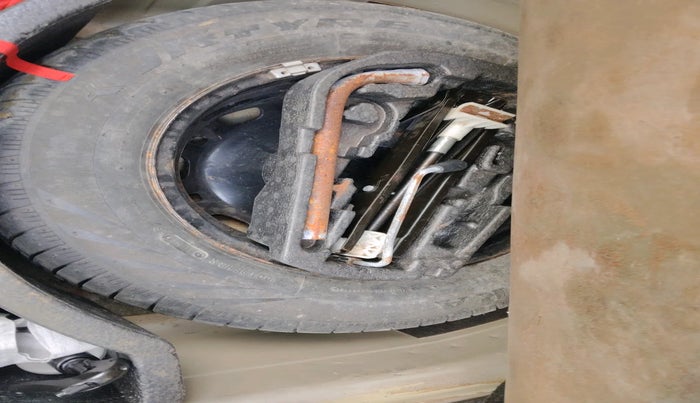 2011 Volkswagen Vento HIGHLINE 1.6 MPI, Petrol, Manual, 85,273 km, tyre