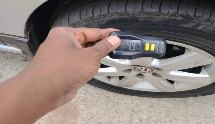 2011 Volkswagen Vento HIGHLINE 1.6 MPI, Petrol, Manual, 85,273 km, tyre