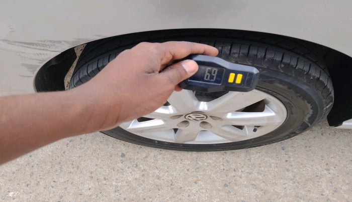 2011 Volkswagen Vento HIGHLINE 1.6 MPI, Petrol, Manual, 85,273 km, tyre