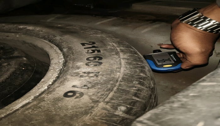 2011 Chevrolet Cruze LTZ AT, Diesel, Automatic, 1,12,441 km, tyre