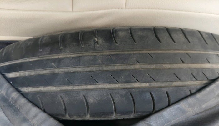 2012 Hyundai i10 MAGNA 1.1 LPG, Petrol, Manual, 1,04,509 km, tyre