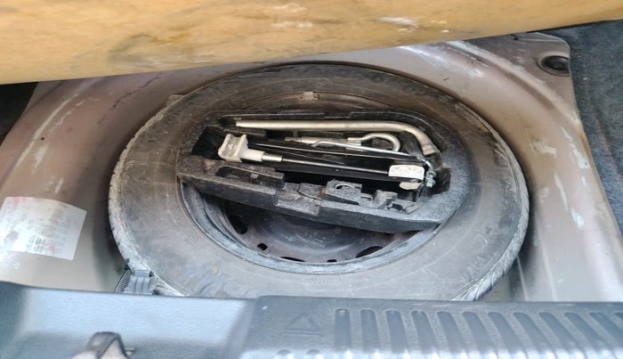 2014 Volkswagen Polo HIGHLINE1.2L, Petrol, Manual, 1,03,457 km, tyre