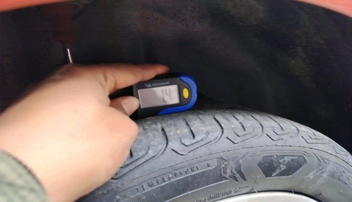 2014 Volkswagen Polo HIGHLINE1.2L, Petrol, Manual, 1,03,457 km, tyre