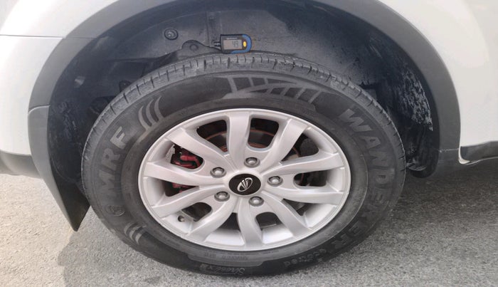 2016 Mahindra XUV500 W10 1.99, Diesel, Manual, 1,24,530 km, tyre